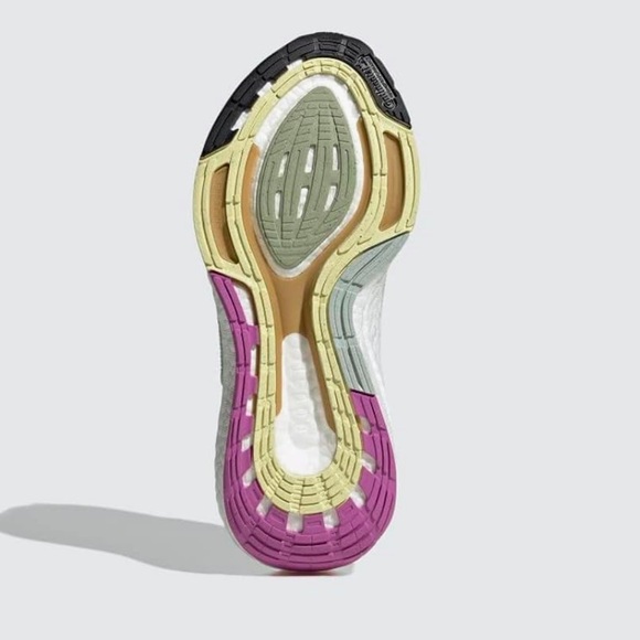 Adidas Ultraboost 22 Running Shoes - Picture 4 of 8